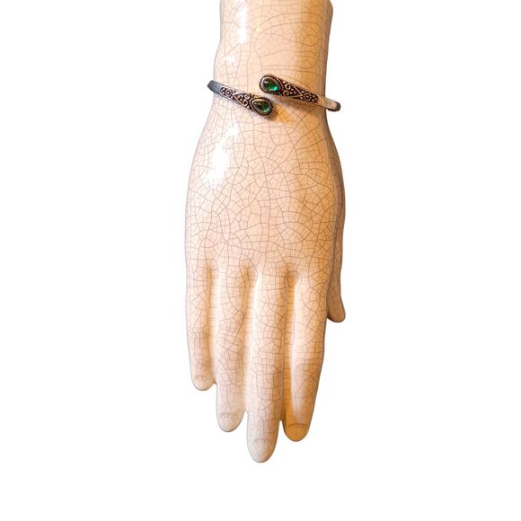 Emerald Green Resin Silver Bracelet Cuff Adjustable Bracelet Heart Daisy Motif - Picture 3 of 5